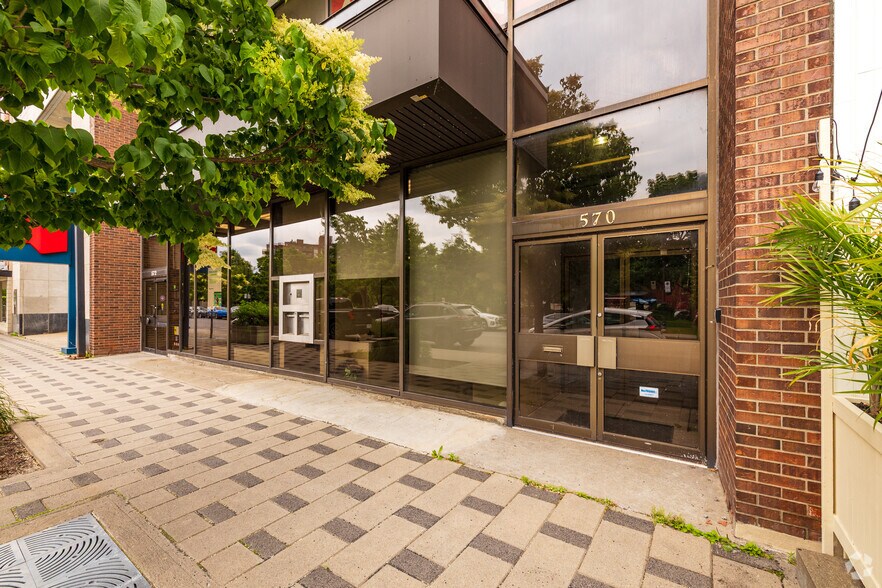 570-572 Av Victoria, Saint-lambert, QC à louer - Photo du bâtiment - Image 3 de 12