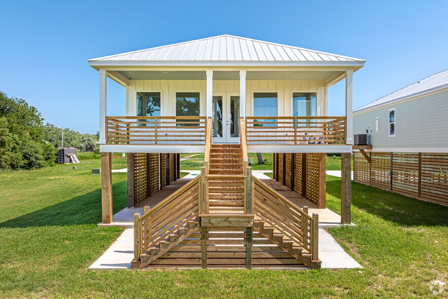 534 Beach Dr, Gulfport, MS for sale - Building Photo - Image 2 of 21