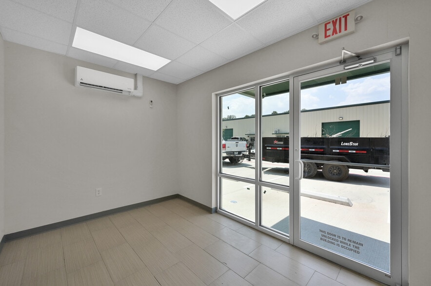 503 Hufsmith, Tomball, TX for lease - Building Photo - Image 3 of 15