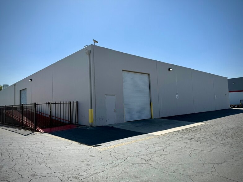 2304 S Castle Harbour Pl, Ontario, CA for lease - Building Photo - Image 3 of 17