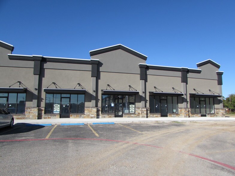 235-255 E Grauwyler Rd, Irving, TX à louer - Photo principale - Image 2 de 2