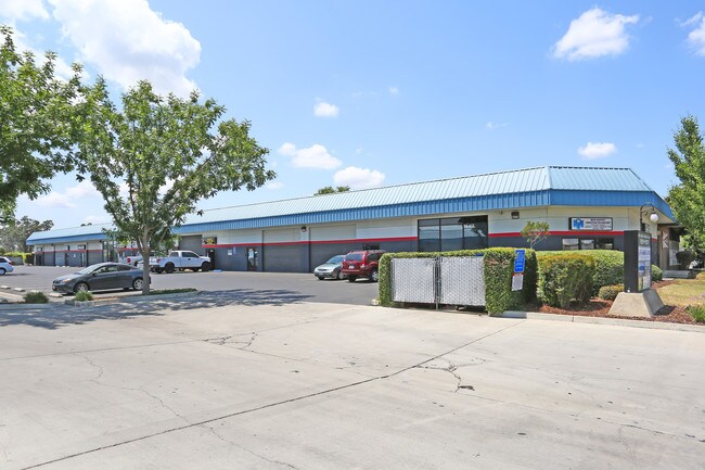 Plus de détails pour 1901-1919 E Main St, Visalia, CA - Industriel à louer