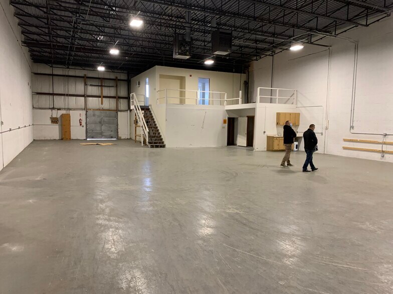 275 Centre St, Holbrook, MA à louer - Photo intérieure - Image 2 de 2