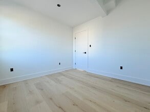 319 W 8th St, Ship Bottom, NJ for lease Interior Photo- Image 2 of 9