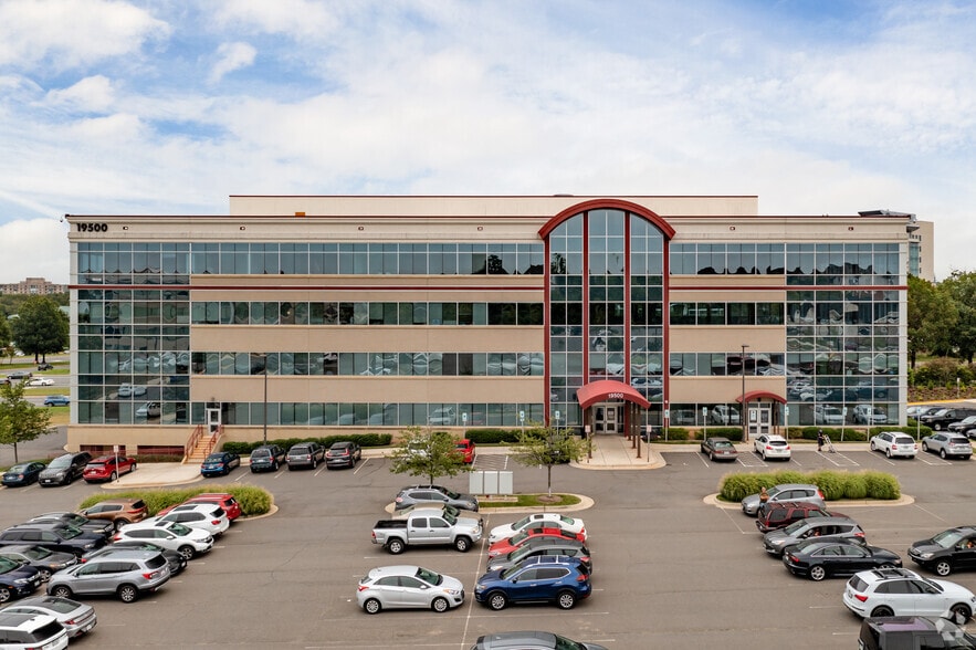 19500 Sandridge Way, Leesburg, VA à louer - Photo du bâtiment - Image 2 de 4