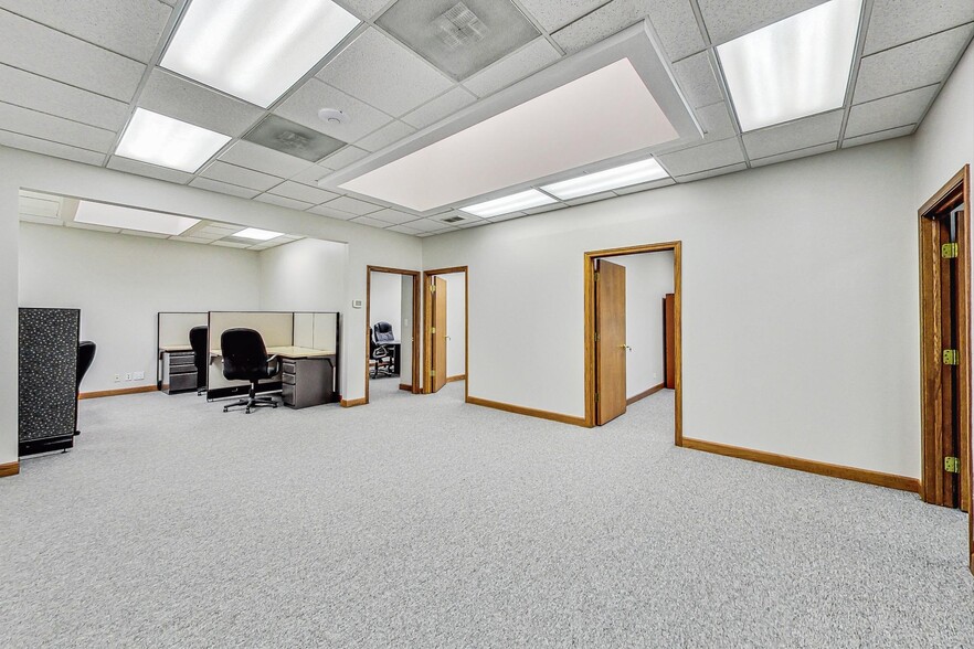 28085 N Ashley Cir, Libertyville, IL for lease - Interior Photo - Image 3 of 22