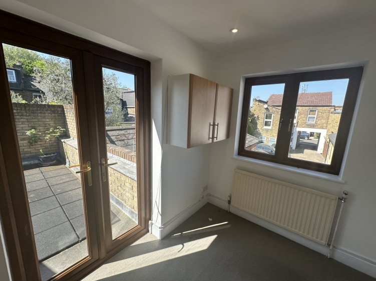 Bective Pl, London for lease Interior Photo- Image 1 of 2