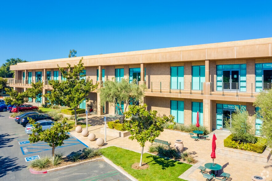 9891 Irvine Center Dr, Irvine, CA à louer - Photo du bâtiment - Image 3 de 25