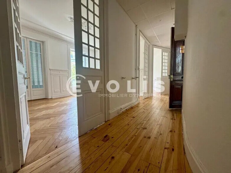 Office in Lyon for lease - Interior Photo - Image 3 of 12
