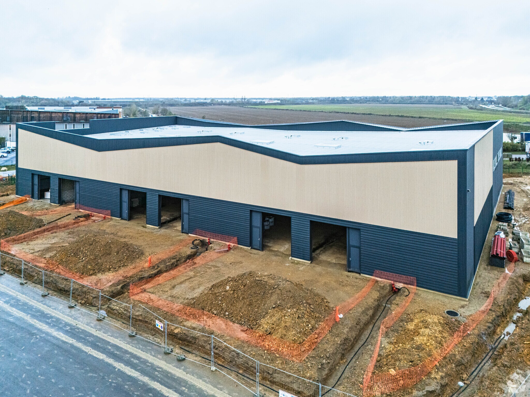 Flex in Moissy-Cramayel for sale Primary Photo- Image 1 of 3
