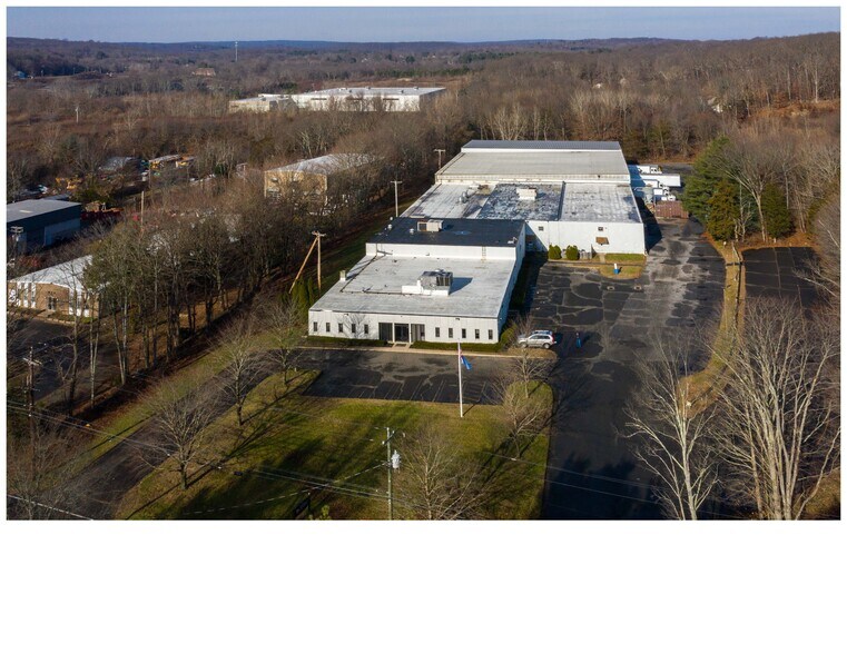 205 Spring Hill Rd, Trumbull, CT for lease - Building Photo - Image 3 of 4
