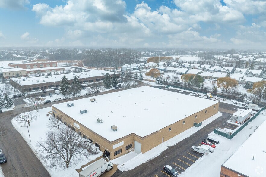 300 S Westgate Dr, Carol Stream, IL for lease - Building Photo - Image 2 of 4