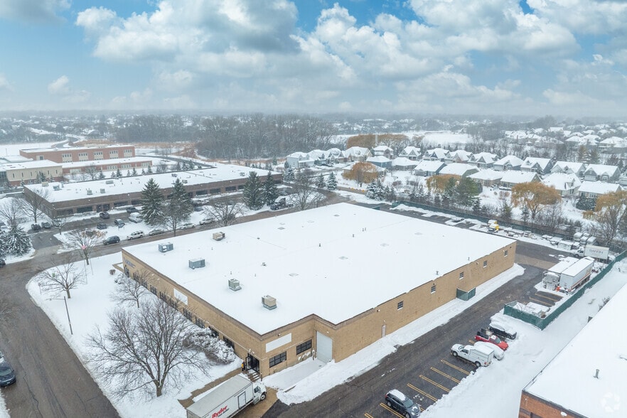 300 S Westgate Dr, Carol Stream, IL à louer - Photo du bâtiment - Image 2 de 4
