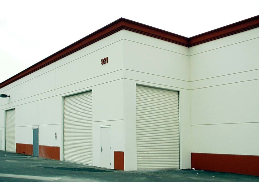 921 Poinsettia St, Santa Ana, CA à vendre - Photo du bâtiment - Image 2 de 7