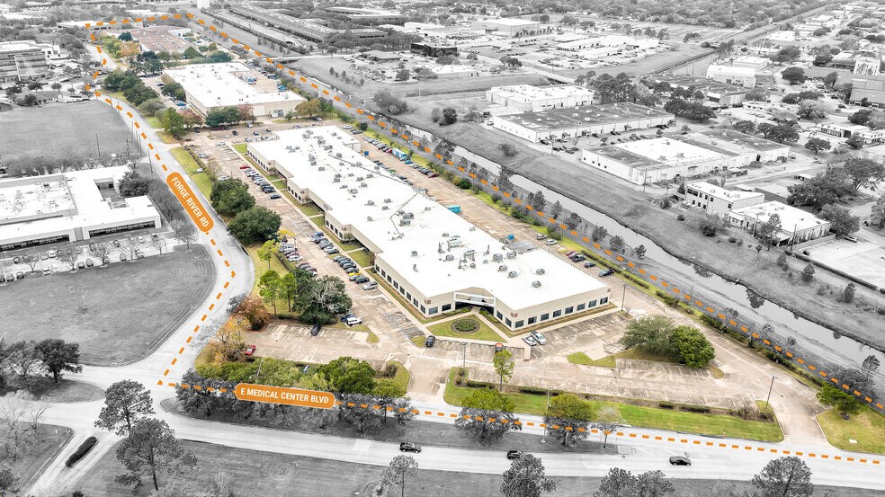 555 Forge River Rd, Webster, TX à louer - Photo du bâtiment - Image 3 de 15