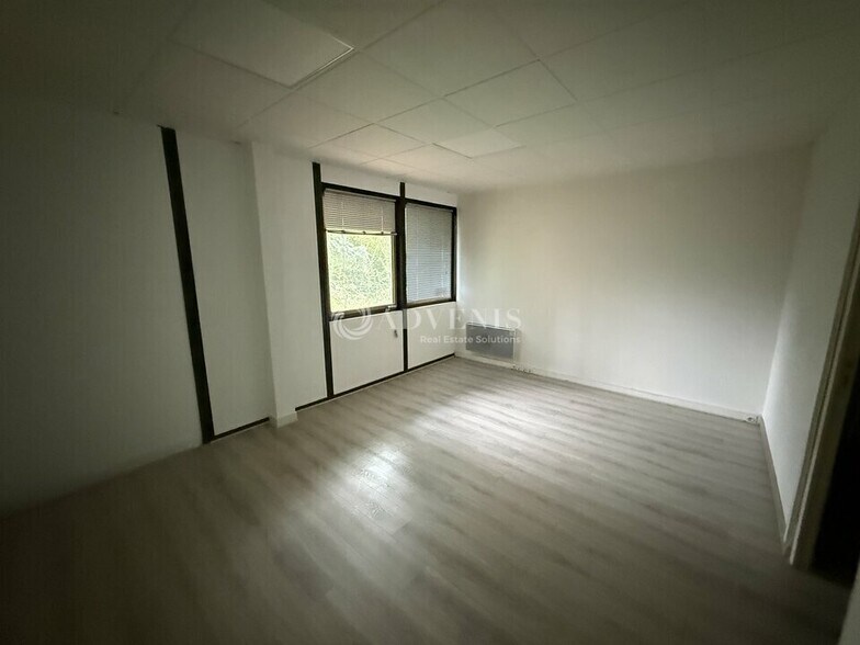 Office in Croissy-Beaubourg for lease - Interior Photo - Image 2 of 4