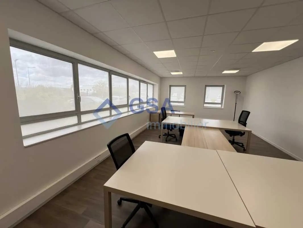 Office in Milly-la-Forêt for sale Building Photo- Image 1 of 9