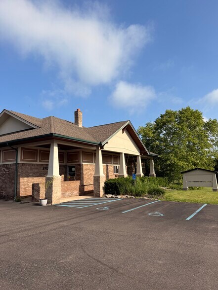 2400 Union Lake Rd, Commerce Township, MI à louer - Photo du bâtiment - Image 3 de 11