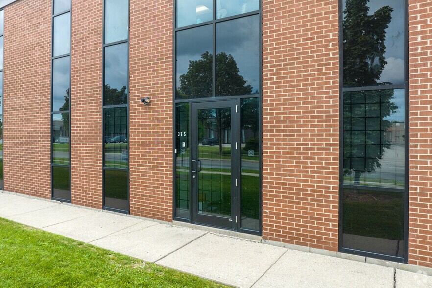 375-377 Canarctic Dr, Toronto, ON à louer - Photo du bâtiment - Image 3 de 4