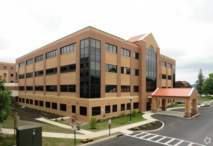 19 Baker Ave, Poughkeepsie, NY à louer - Photo du bâtiment - Image 2 de 14