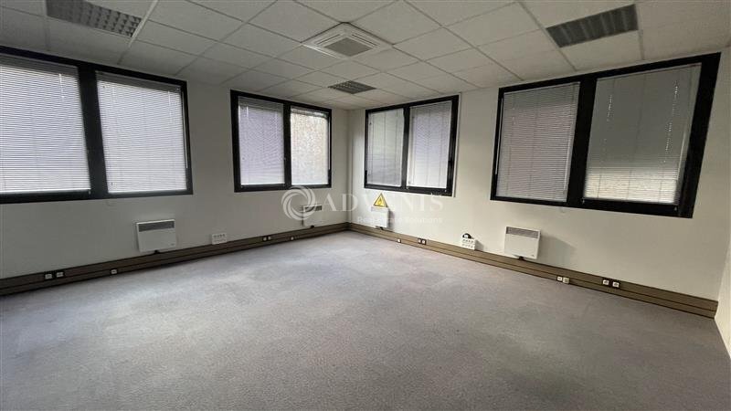 Office in Croissy-Beaubourg for lease - Interior Photo - Image 3 of 10