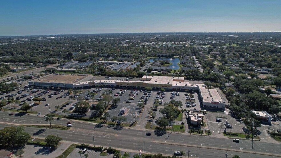 3665-3825 E Bay Dr, Largo, FL à louer - Photo du bâtiment - Image 1 de 4