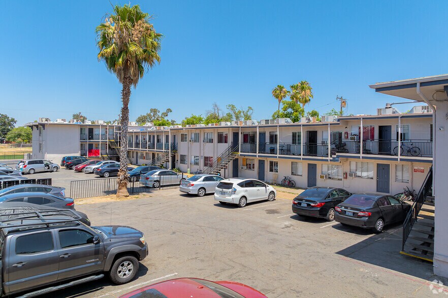 695 Plaza Ave, Sacramento, CA à vendre - Photo du bâtiment - Image 2 de 26