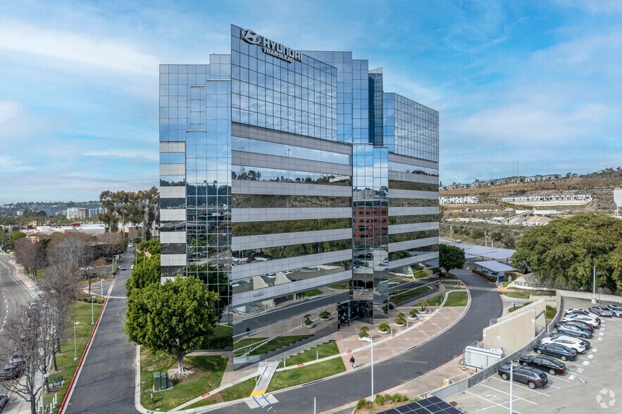 8880 Rio San Diego Dr, San Diego, CA à louer - Photo du bâtiment - Image 2 de 12