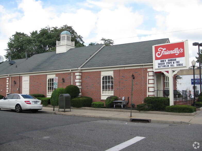 230 Jericho Tpke, Mineola, NY for sale - Primary Photo - Image 1 of 1