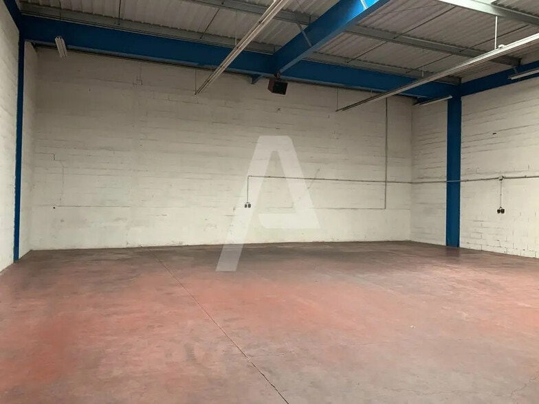 Flex in Noisiel for lease - Interior Photo - Image 2 of 3