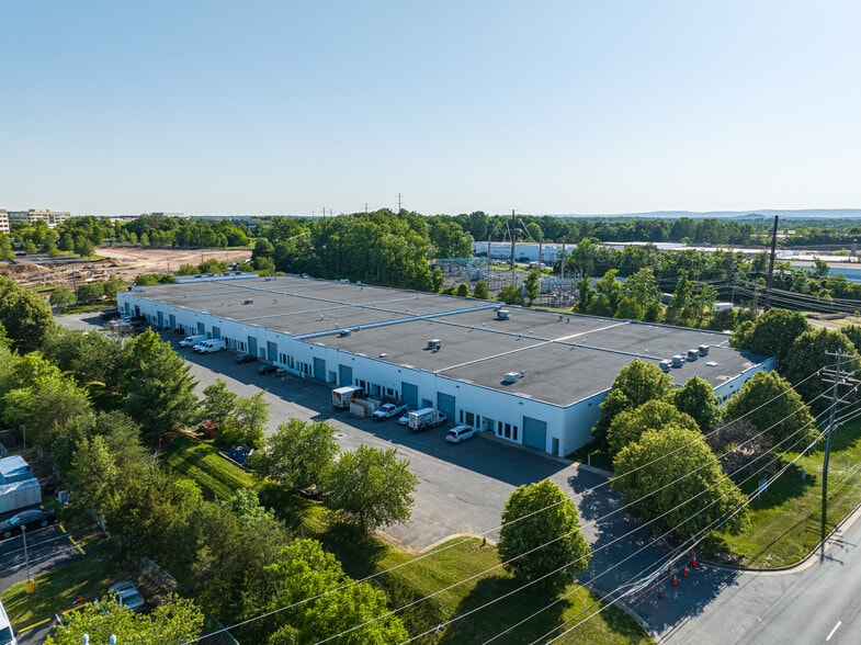 14701-14707 Willard Rd, Chantilly, VA à louer - Photo du bâtiment - Image 2 de 8