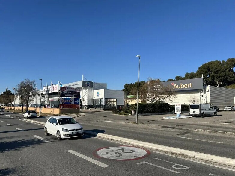 Retail in Vitrolles for lease - Building Photo - Image 2 of 5