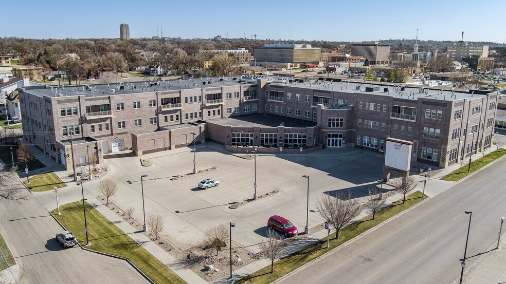100 W Broadway Ave, Bismarck, ND à louer - Photo du bâtiment - Image 1 de 22