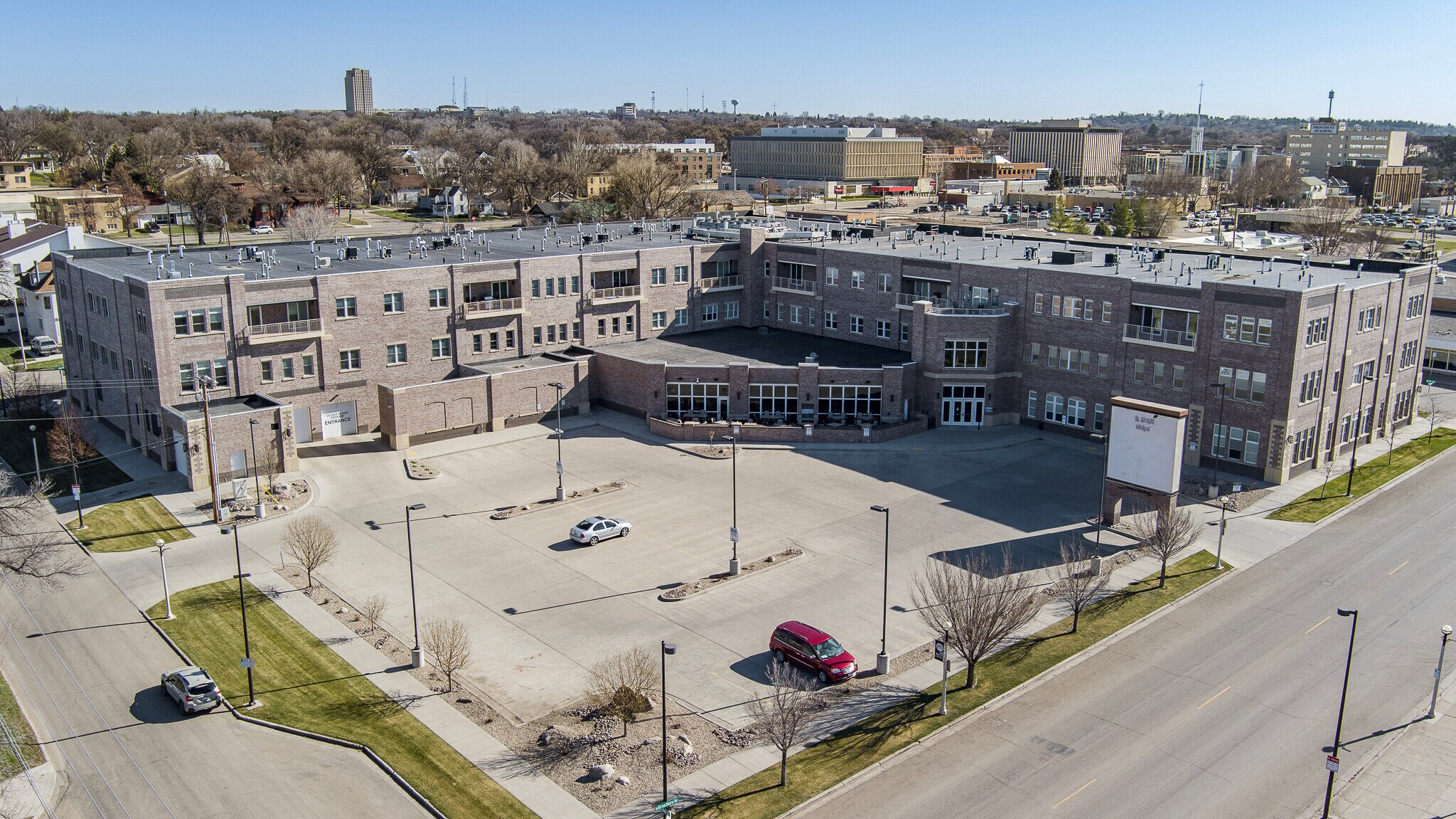 100 W Broadway Ave, Bismarck, ND à louer Photo du bâtiment- Image 1 de 23