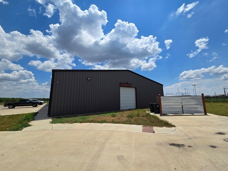 1850 Goforth Rd, Kyle, TX à vendre - Photo du bâtiment - Image 3 de 13