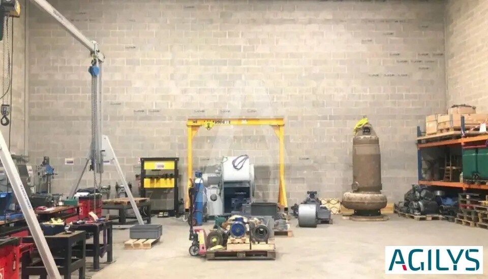 Flex in Élancourt for lease - Interior Photo - Image 3 of 4