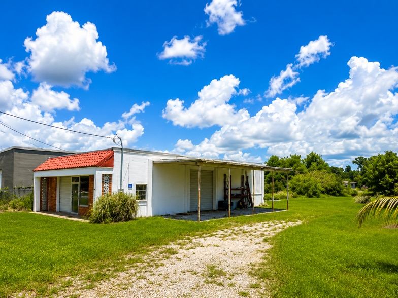 914 Angle Rd, Fort Pierce, FL à vendre - Photo du bâtiment - Image 1 de 17