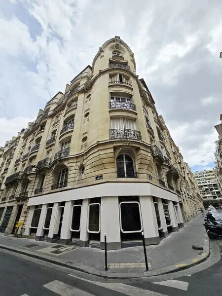 2 Rue Des Colonels Renard, Paris à vendre Photo du bâtiment- Image 1 de 14