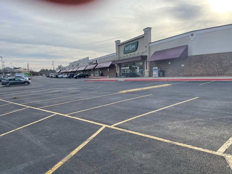 531 W Meadowview Rd, Greensboro, NC for lease - Building Photo - Image 2 of 6