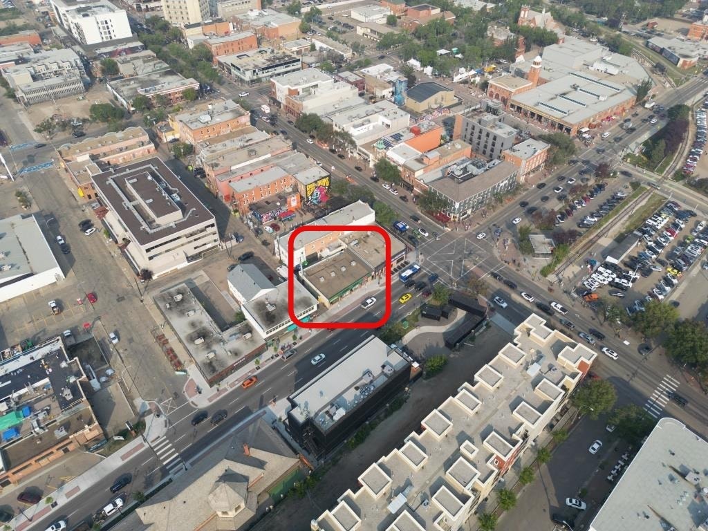 8122 Gateway Blvd NW, Edmonton, AB à louer Photo du bâtiment- Image 1 de 2