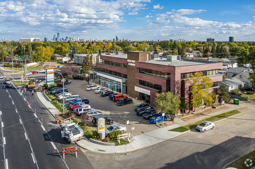 14903-14927 111 Av NW, Edmonton, AB à louer - Aérien - Image 2 de 6