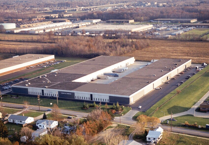 18665-18753 Sheldon Rd, Middleburg Heights, OH for lease - Building Photo - Image 1 of 4