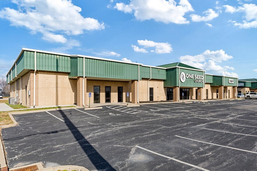 1215 Tom Ginnever Ave, O'Fallon, MO à louer - Photo du bâtiment - Image 3 de 39