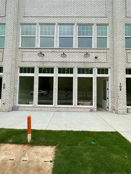 9058 Main St, Woodstock, GA for lease - Primary Photo - Image 1 of 2