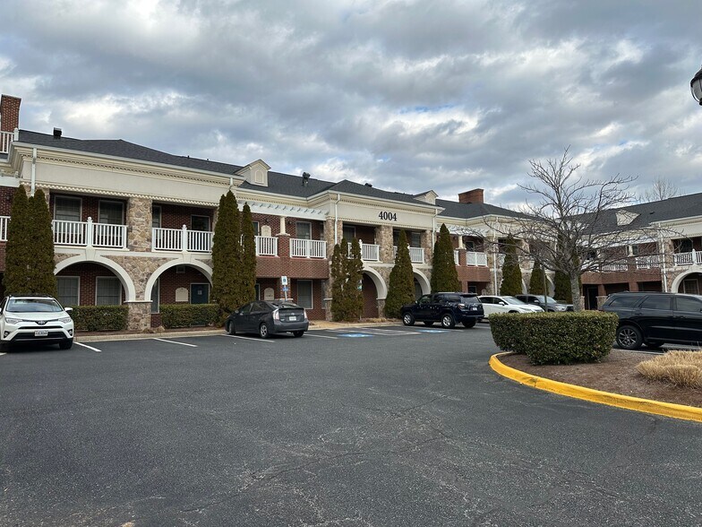 4004 Genesee Pl, Woodbridge, VA à louer - Photo du bâtiment - Image 2 de 11