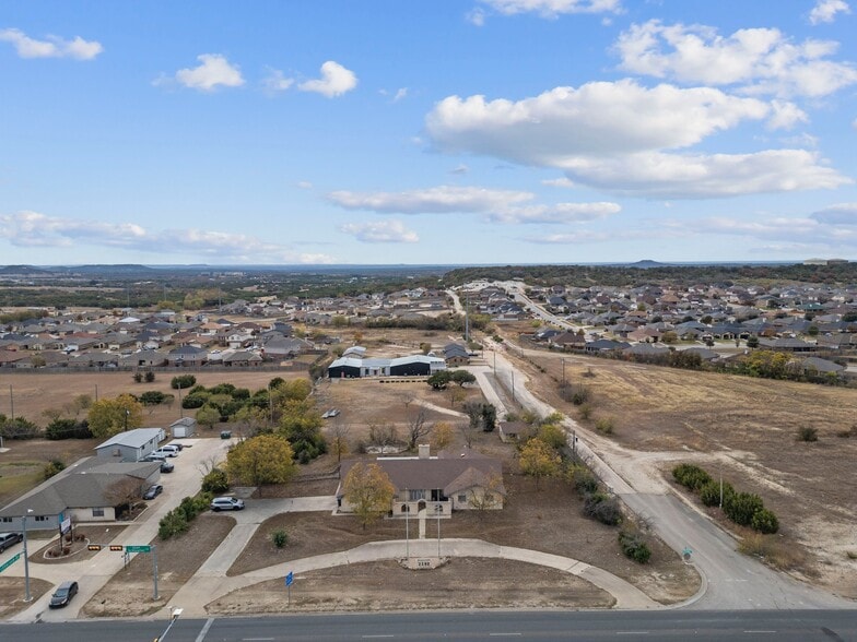 2302 W Stan Schlueter Loop, Killeen, TX à vendre - Photo du bâtiment - Image 3 de 26