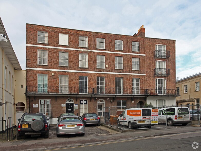 7 Rodney Rd, Cheltenham à louer - Photo du bâtiment - Image 3 de 3