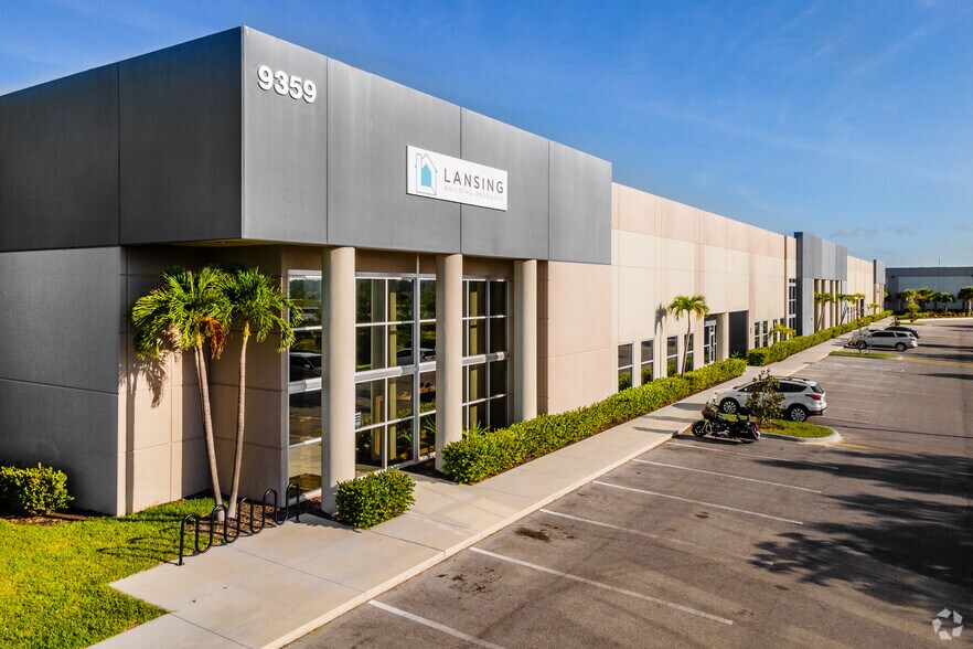 9353 Laredo Ave, Fort Myers, FL à louer - Photo du bâtiment - Image 3 de 8