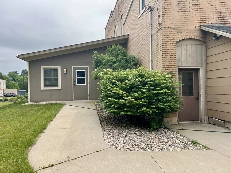 107 N Main St, Rosholt, WI à vendre - Photo du bâtiment - Image 2 de 14