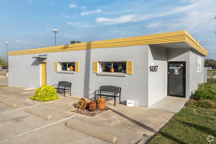 14067 Dennis Ln, Farmers Branch, TX à vendre - Photo du bâtiment - Image 1 de 2